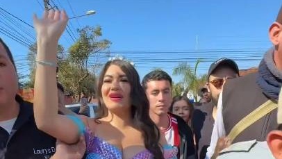 Laurys Diva dio alegrón a niños en una escuela de Caaguazú