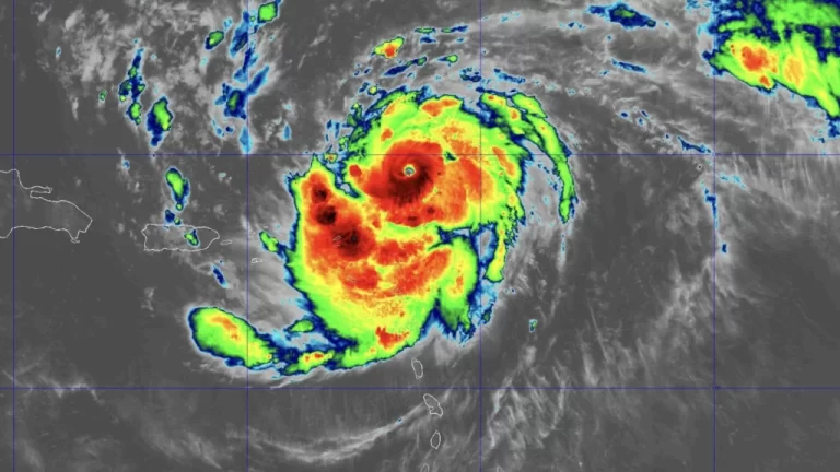 Huracán Erin alcanza categoría 5 y se intensifica en el Atlántico