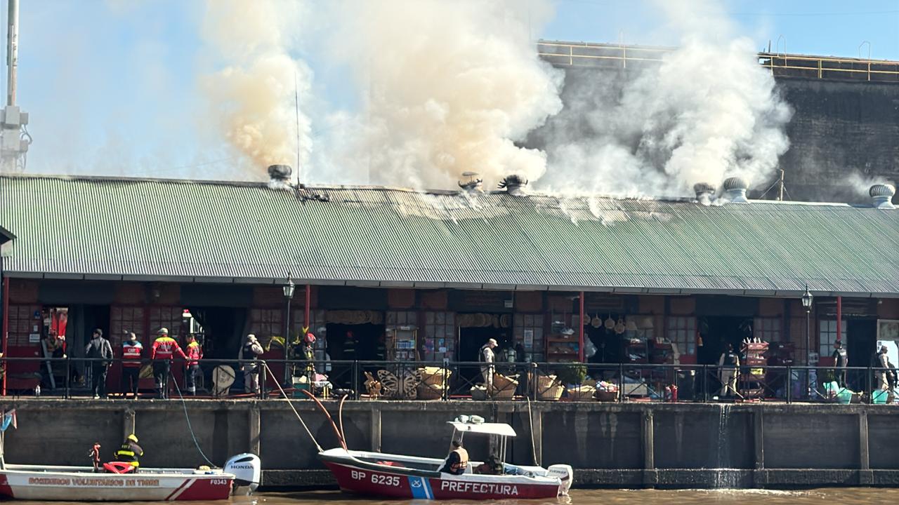 Un incendio en el Puerto de Frutos de Tigre quemó parcialmente dos locales