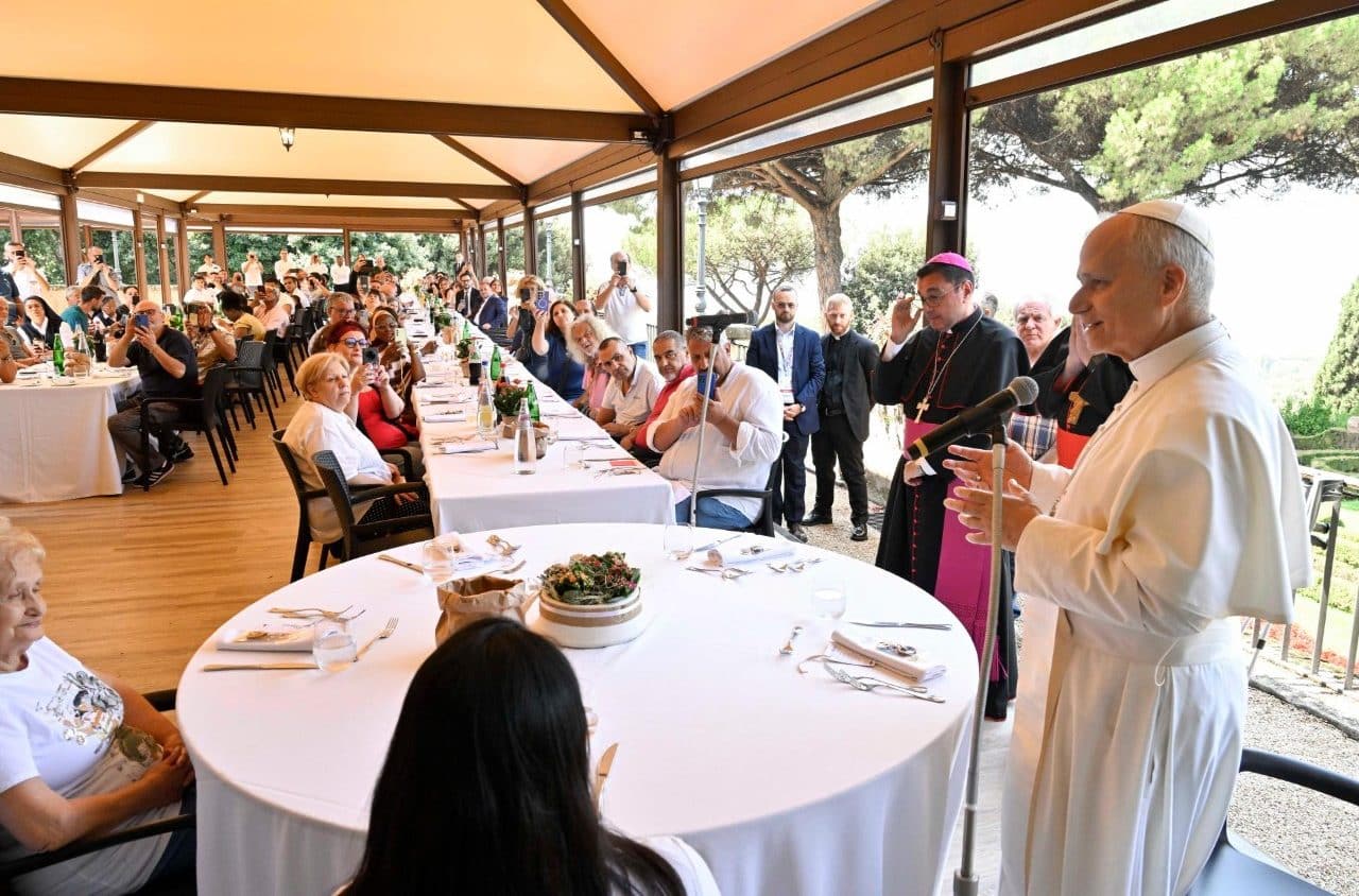 El Papa León XIV almuerza con los pobres y llama a vivir la fe con valentía