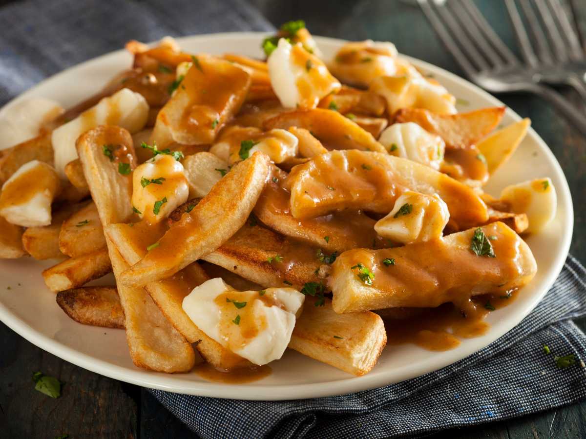 Poutine: las patatas fritas tradicionales de Quebec Poutine: las patatas fritas tradicionales de Quebec