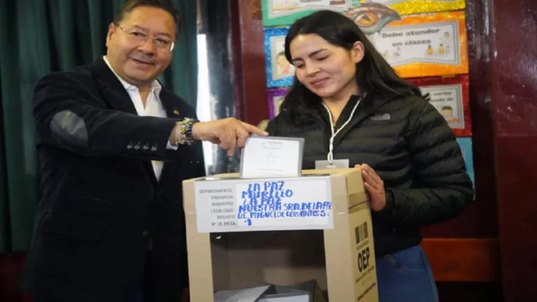 Presidente de Bolivia ejerce el voto y exhorta a la población a acudir a las urnas