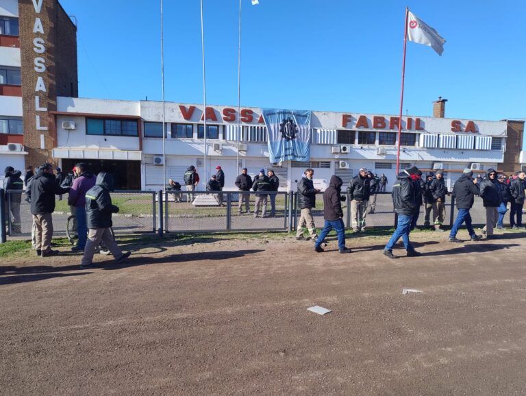 Trabajadores de la histórica fábrica de cosechadoras Vassalli cortaron la ruta 33 en Firmat reclamando por sueldos adeudados: “La gente tiene hambre, no podemos esperar más”, dicen