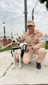 Emotiva despedida a “Mía”, la perra antinarcóticos de Prefectura que se retiró tras 13 años de servicio