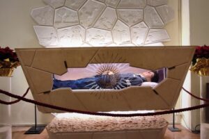 La Iglesia lleva años intentando conectar con los jóvenes sin éxito. Ahora tiene su mejor baza: el primer santo millennial