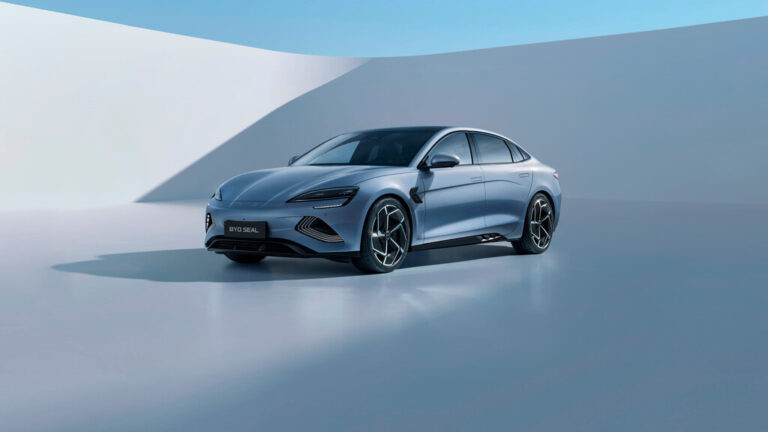 Creíamos que BYD era imparable con sus coches eléctricos: acaba de tener su primer tropiezo y sus beneficios se han desplomado un 30%