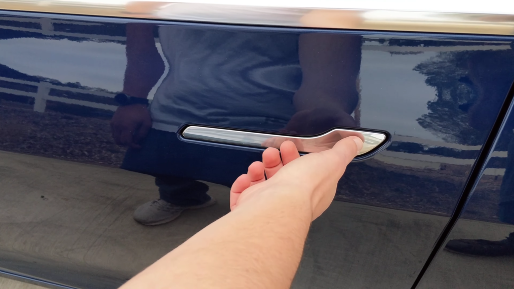 Mucha gente se ha quedado atrapada en un Tesla por sus tiradores electrónicos: la compañía ya busca reemplazarlos