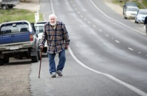Cada vez hay más gente mayor muriendo por caídas en EEUU. Y el culpable es un viejo conocido en Occidente