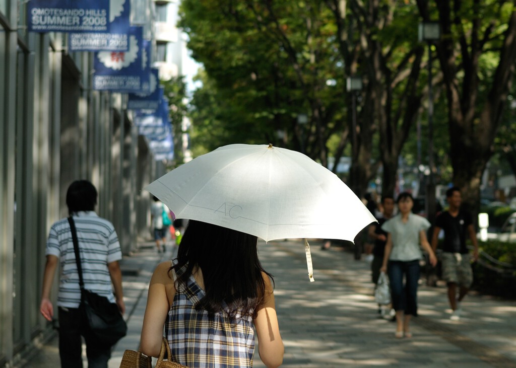 Si la pregunta es por qué hay tantos japoneses con paraguas por la calle, la respuesta es sencilla: por algo más que el sol