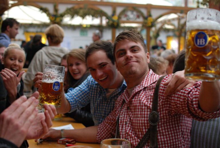 Hay 225 horas de Oktoberfest, pero solo 222 de cerveza. Las tres horas restantes son una espera agónica para Alemania