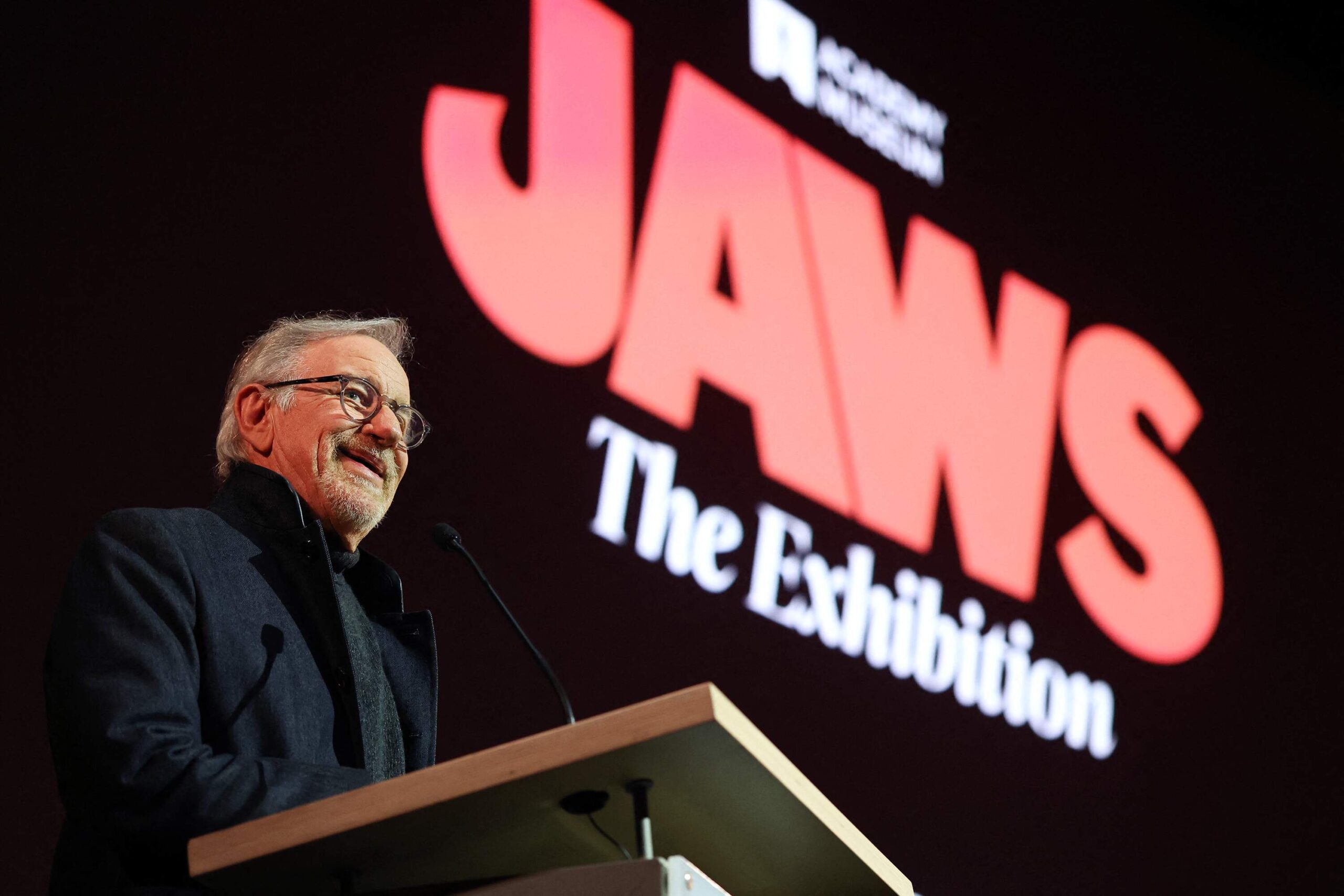 Spielberg abre exhibición de “Tiburón” y recuerda los sacrificios detrás del éxito