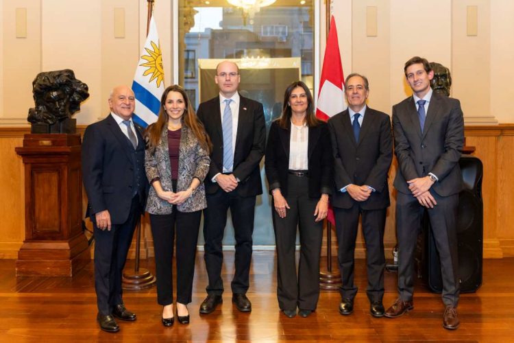 La Cámara de Comercio Suizo-Uruguaya celebra sus 80 años en el Teatro Solís