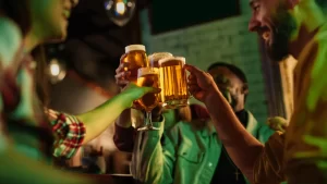 Beber alcohol aumenta el riesgo de demencia: lo que revela el mayor análisis