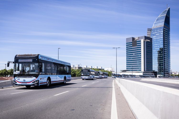 Montevideo avanza hacia la movilidad eléctrica: CUTCSA incorpora 60 ómnibus con financiamiento de CAF