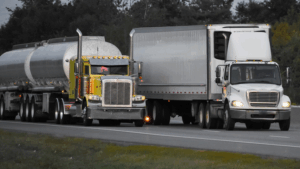 El aviso de la DGT si conduces cerca de un camión que puede evitar un accidente