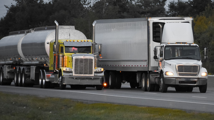 El aviso de la DGT si conduces cerca de un camión que puede evitar un accidente