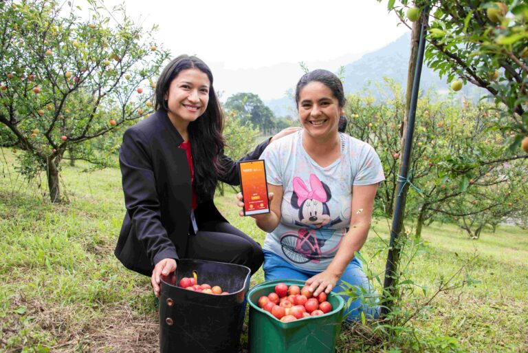 Bancamía desembolsó en el primer semestre de 2025 más de 3.000 millones en créditos para financiar a más de 61.000 microempresarios