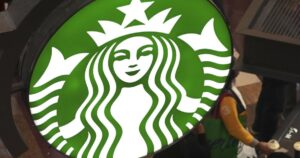 Demanda de empleados de Starbucks por el código de vestimenta: claves del conflicto
