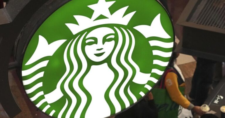 Demanda de empleados de Starbucks por el código de vestimenta: claves del conflicto