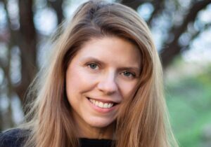 Miriam Reyes recibe el Premio Nacional de Poesía por Con