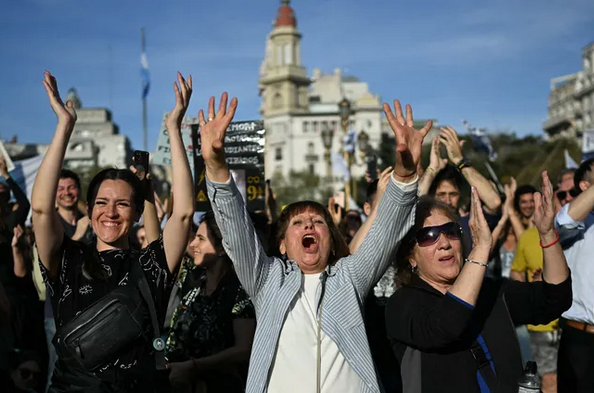 Argentina /Manifestantes celebran rechazo de Diputados a vetos del presidente Milei