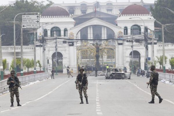El ejército de Nepal tomó el control de Katmandú y el país busca una salida política
