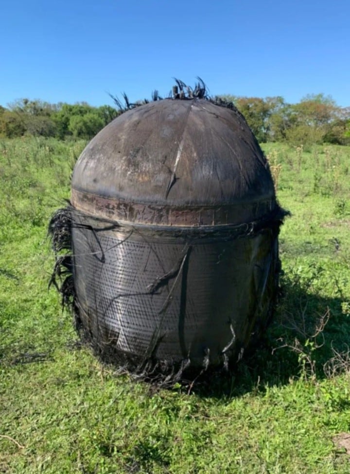 Misterioso objeto metálico en Argentina: vecinos dicen que cayó del cielo