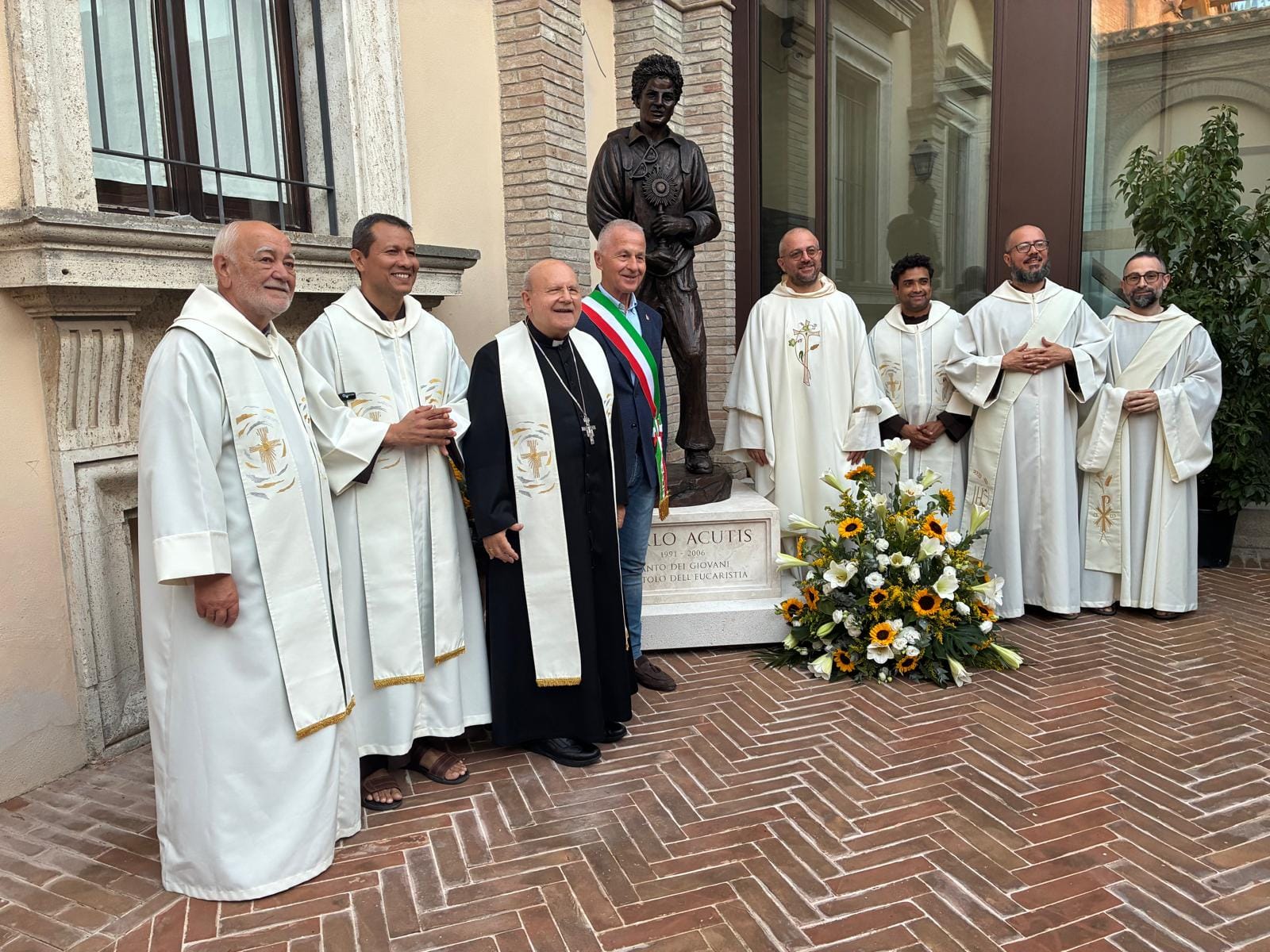 Bendicen segunda estatua de San Carlo Acutis en Asís que recuerda su amor por la Eucaristía Bendicen segunda estatua de San Carlo Acutis en Asís que recuerda su amor por la Eucaristía