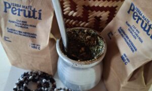 La caá que escucha: La comunidad mbya guaraní Perutí, en Misiones, logró producir una yerba con marca propia