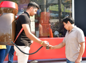 NESCAFÉ RECONOCE EL ESFUERZO A QUIENES CONSTRUYEN EXPOCRUZ: Con degustaciones a los trabajadores