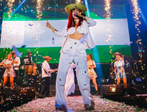 POKER FESTEJA A SANTA CRUZ EN SU 215 ANIVERSARIO: Hicieron una fiesta en el escenario principal de Expocruz