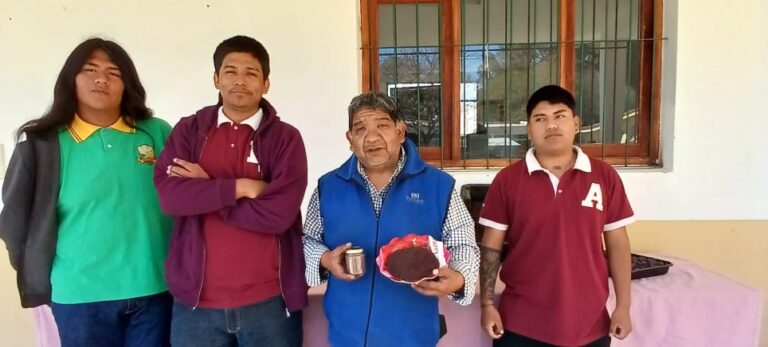 ¿Qué extraño tesoro será este? El viticultor y docente Carlos Rodríguez aprovecha la “harina de vino” para enseñar a sus alumnos de Animaná que siempre se puede agregar valor