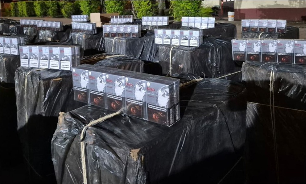 Formosa: Interceptan un camión térmico de bandera paraguaya con 306.000 atados de cigarrillos de contrabando Formosa: Interceptan un camión térmico de bandera paraguaya con 306.000 atados de cigarrillos de contrabando