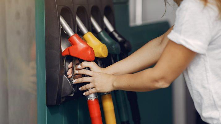 ¿La gasolina low cost es realmente mala para tu coche? Esta es la realidad tras el mito