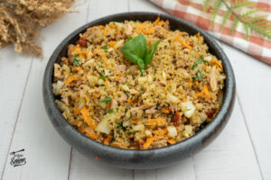 Ensalada de quinoa con tomates secos y atún. Receta rápida y sana