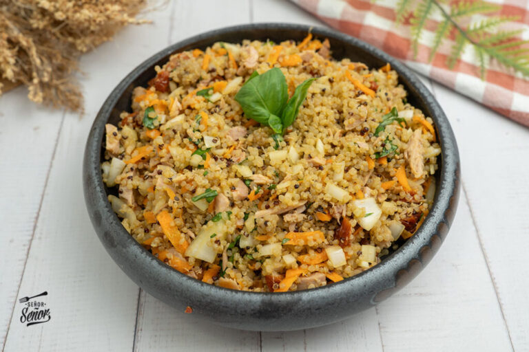 Ensalada de quinoa con tomates secos y atún. Receta rápida y sana