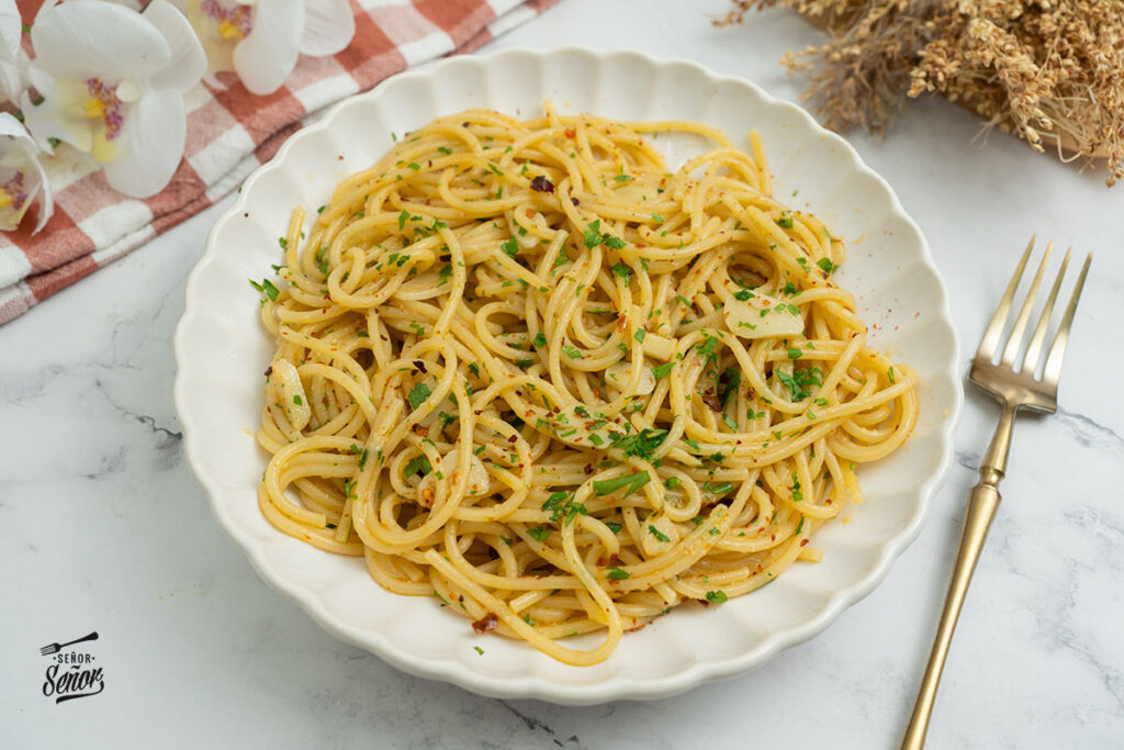 Espaguetis aglio e olio. Receta tradicional napolitana
