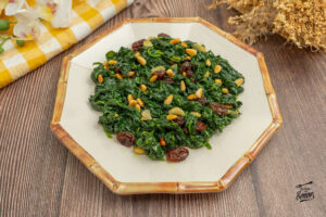 Espinacas con pasas y piñones. Receta saludable y fácil