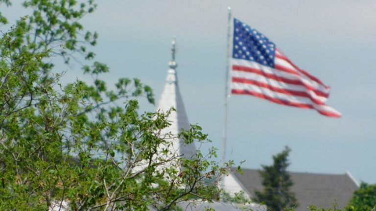 Cuando “evangélico” significa todo menos el evangelio: El desastre doctrinal en las creencias religiosas en EE. UU.