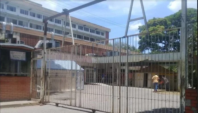 Hombre mata a su hijastro de una puñalada en el cuello durante una pelea