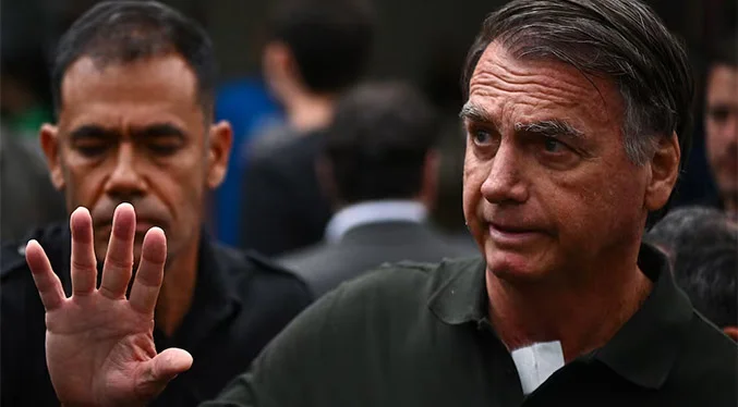 Bolsonaro mejora pese al cuadro de «anemia persistente y alteración de la función renal»
