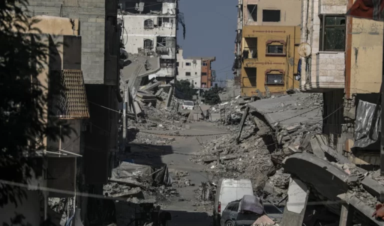 Avance de tanques israelíes hacia Gaza dejan estela de muerte