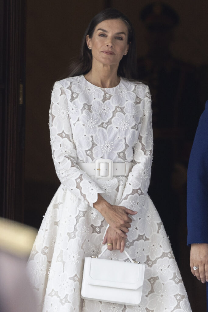 Letizia evoca a Grace Kelly en Egipto con el vestido blanco entallado que realza su figura