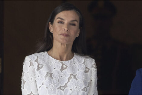 Letizia rescata su blazer más informal con un guiño especial al barrio más pobre de El Cairo