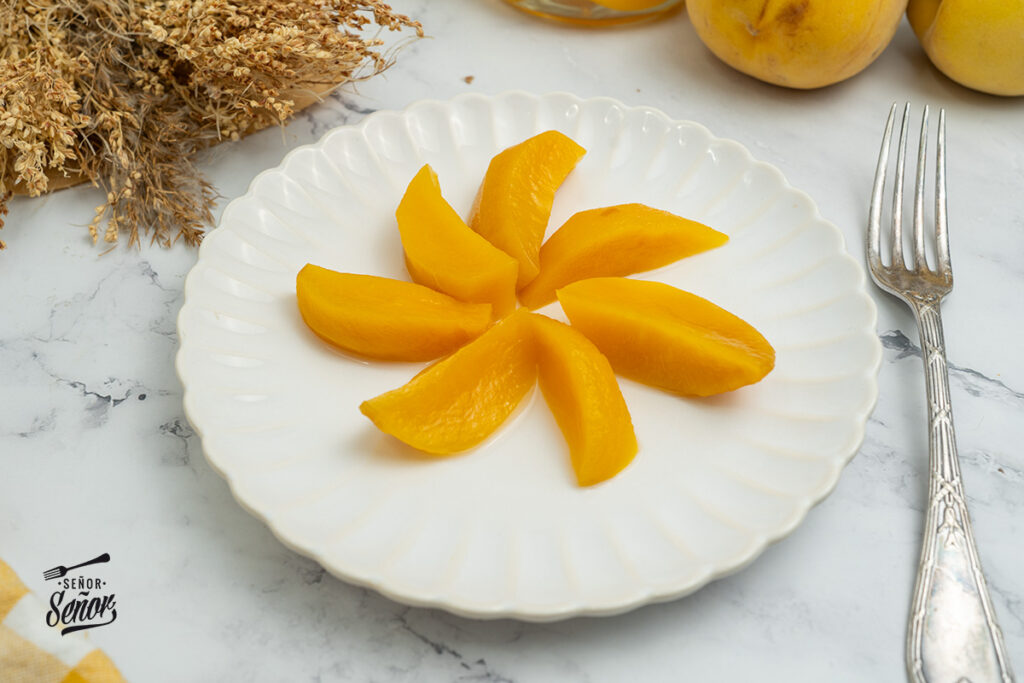 Melocotones en almíbar. Receta de temporada Melocotones en almíbar. Receta de temporada