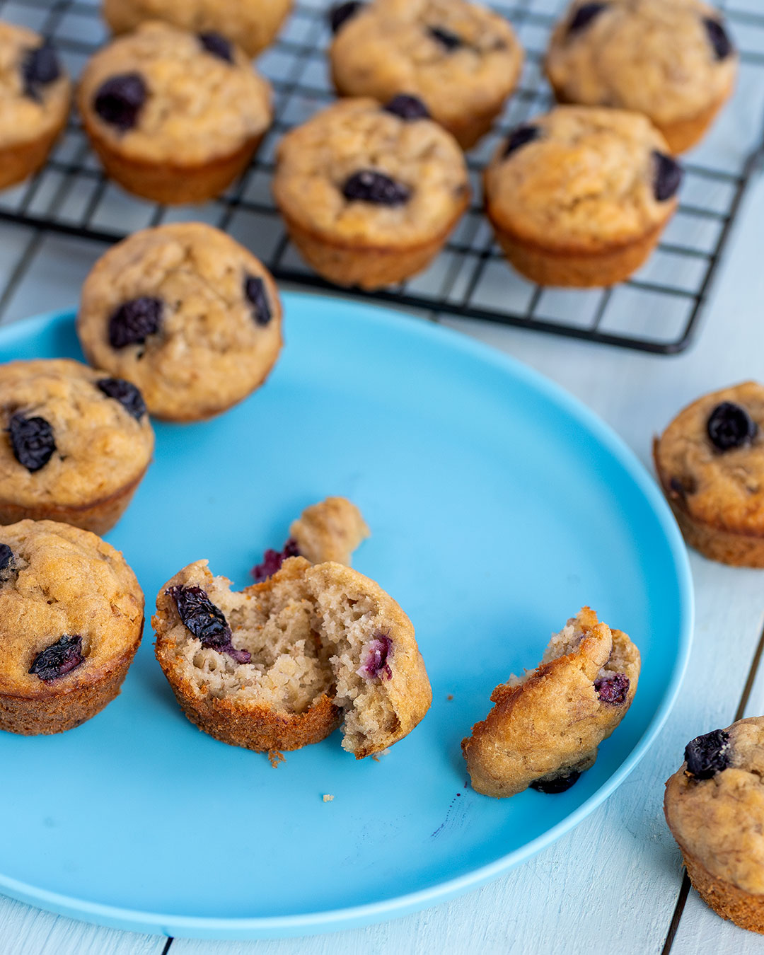 Mini muffins de plátano y arándanos Mini muffins de plátano y arándanos
