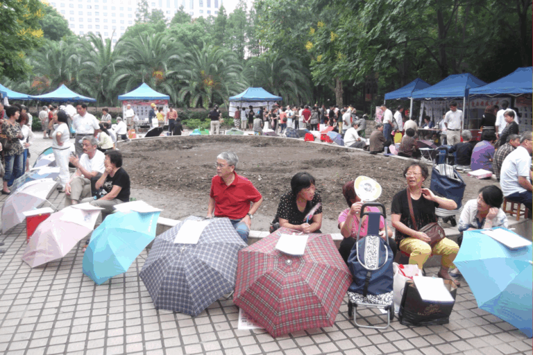 La app de citas más popular de China no está en el móvil: está en un parque lleno de padres con paraguas