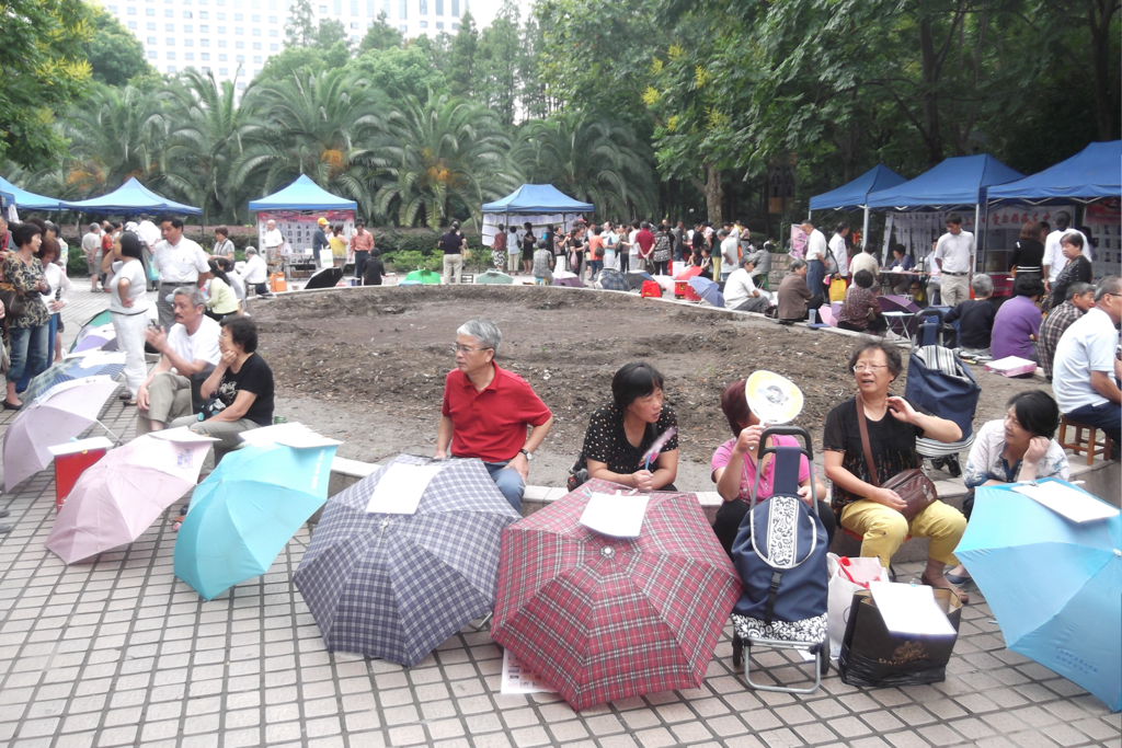 La app de citas más popular de China no está en el móvil: está en un parque lleno de padres con paraguas