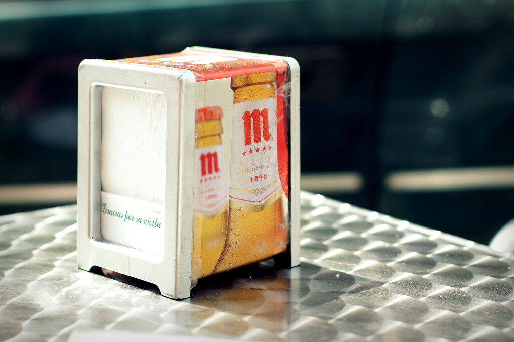 La nueva ley del alcohol limita a los bares poner sillas o sombrillas de cerveza. Y ahora temen pérdidas millonarios La nueva ley del alcohol limita a los bares poner sillas o sombrillas de cerveza. Y ahora temen pérdidas millonarios