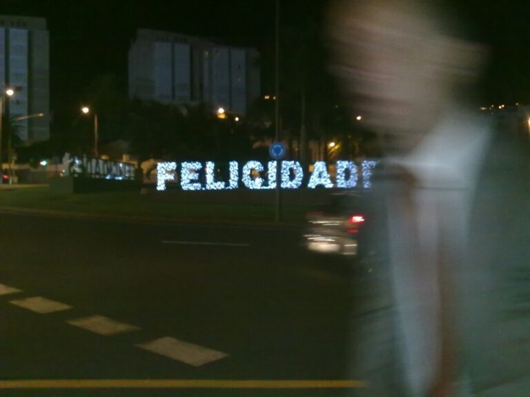 Llevamos años pensando que, tras la crisis de la mediana edad, la vejez es sinónimo de felicidad. Este investigador cree que es una patraña